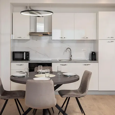 Adoria マカルスカ