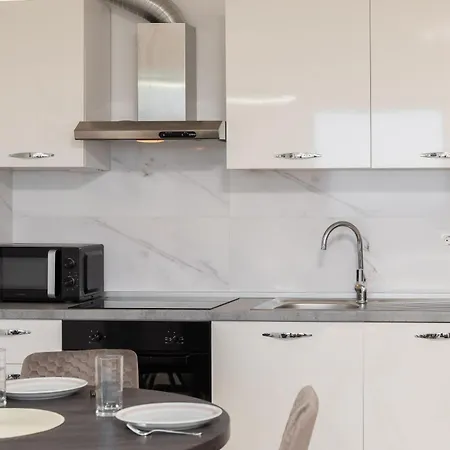 Adoria * マカルスカ